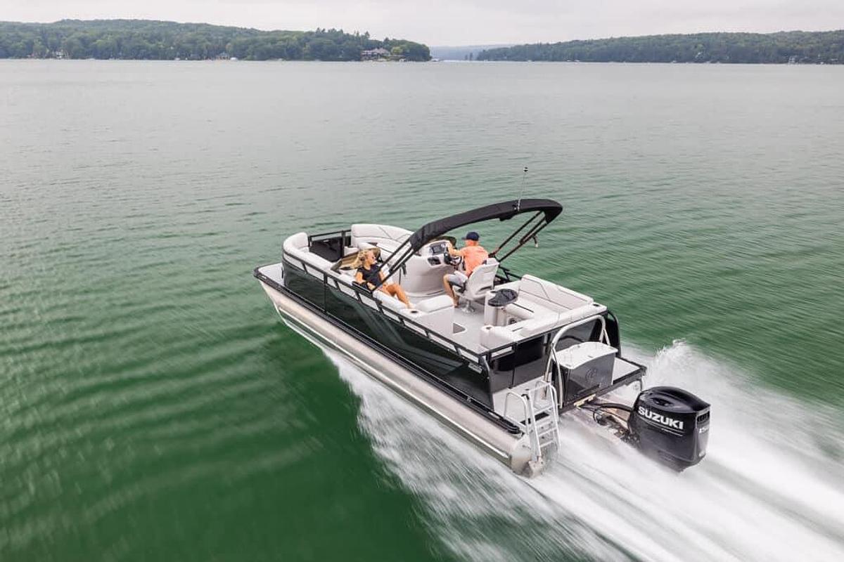 Avalon Venture 85 Center Console Fish 23 FT