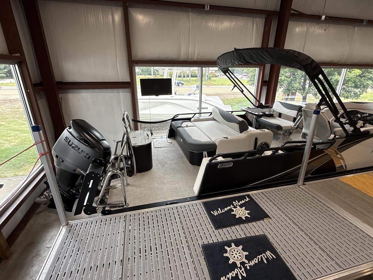 2027 Avalon LSZ 27 FT Entertainer