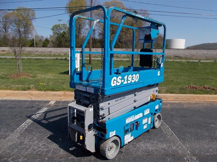 Used 2014 GENIE GS-1930 2WD DC Scissor Lift
