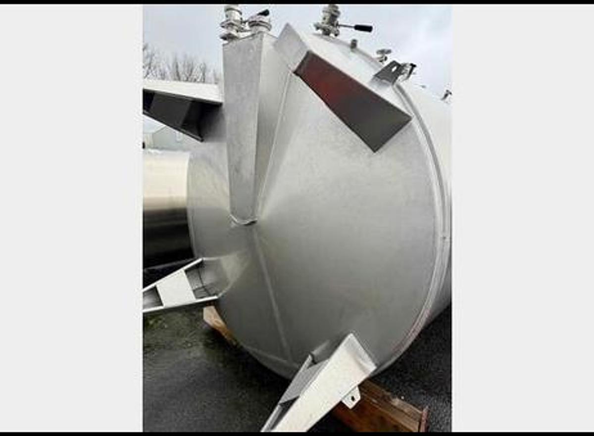 Used 10,700 304 stianless steel tanks 5 available