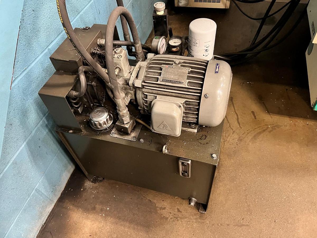 Used DAH LIH MCV-1500 CNC VERTICAL MACHINING CENTER