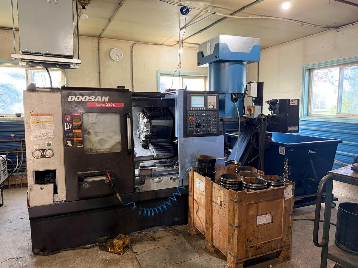 Used DOOSAN LYNX 220LC CNC TURNING CENTER
