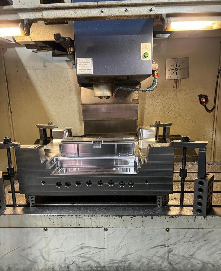 Used TAKUMI V15 VERTICAL MACHINING CENTER