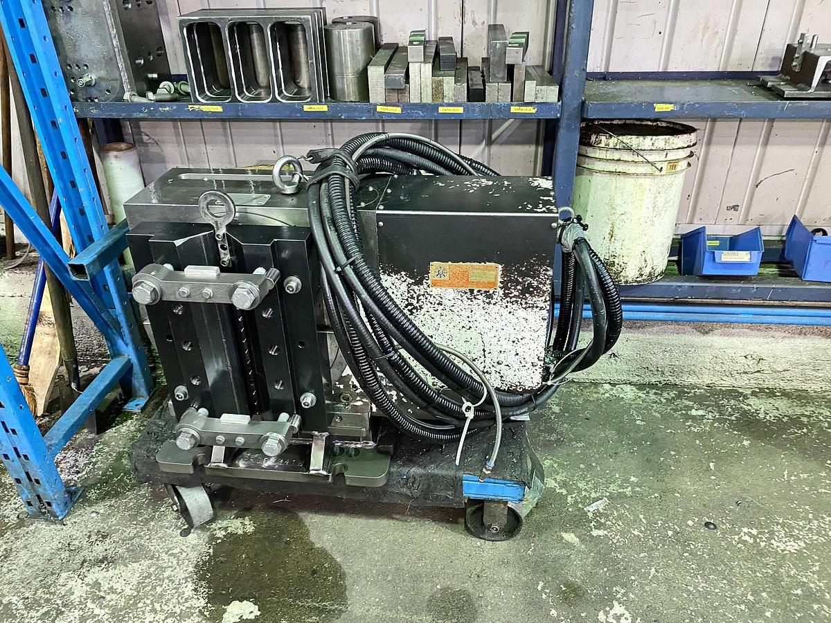 Used TAKUMI V22 VERTICAL MACHINING CENTER