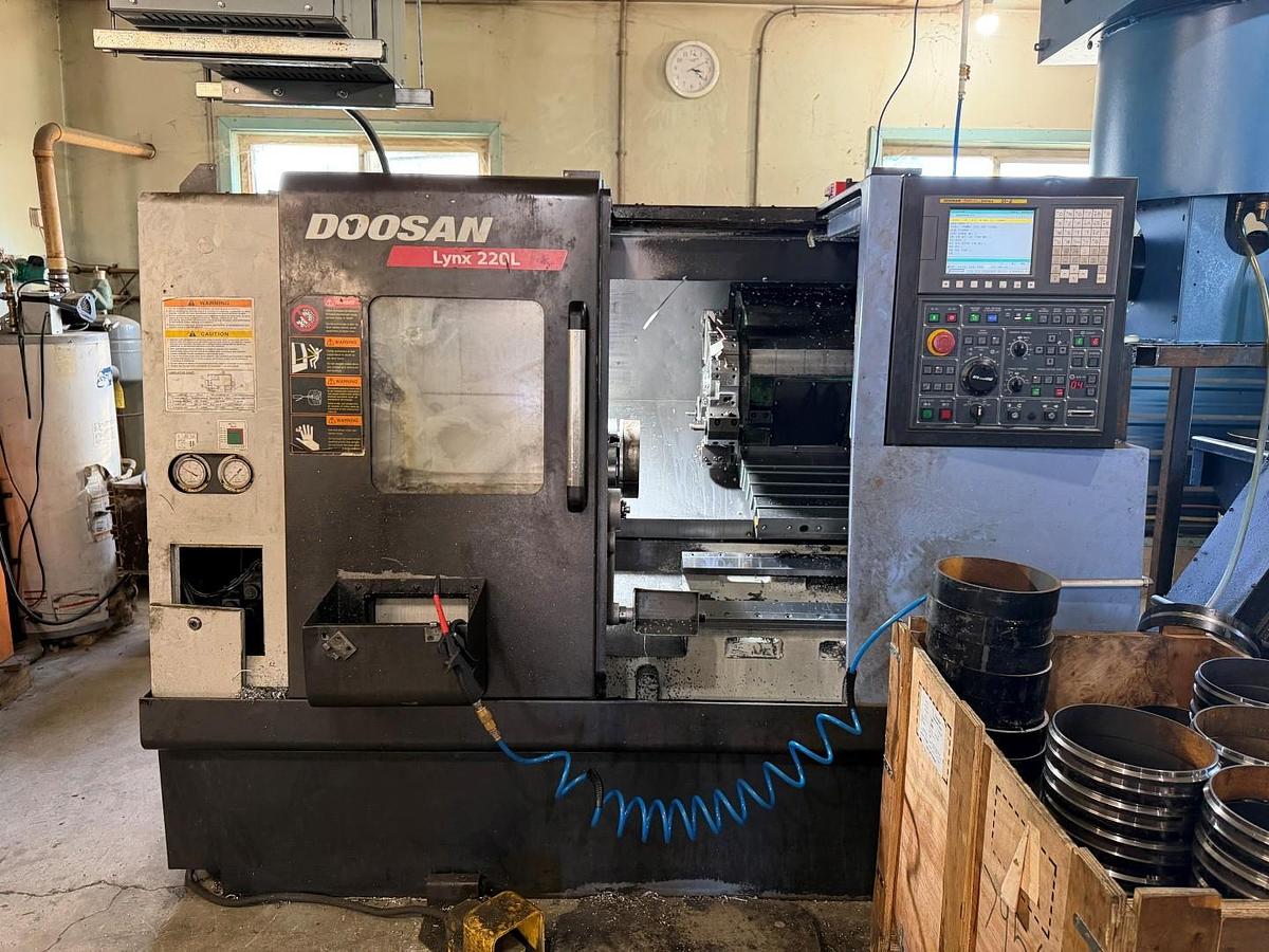 Used DOOSAN LYNX 220LC CNC TURNING CENTER
