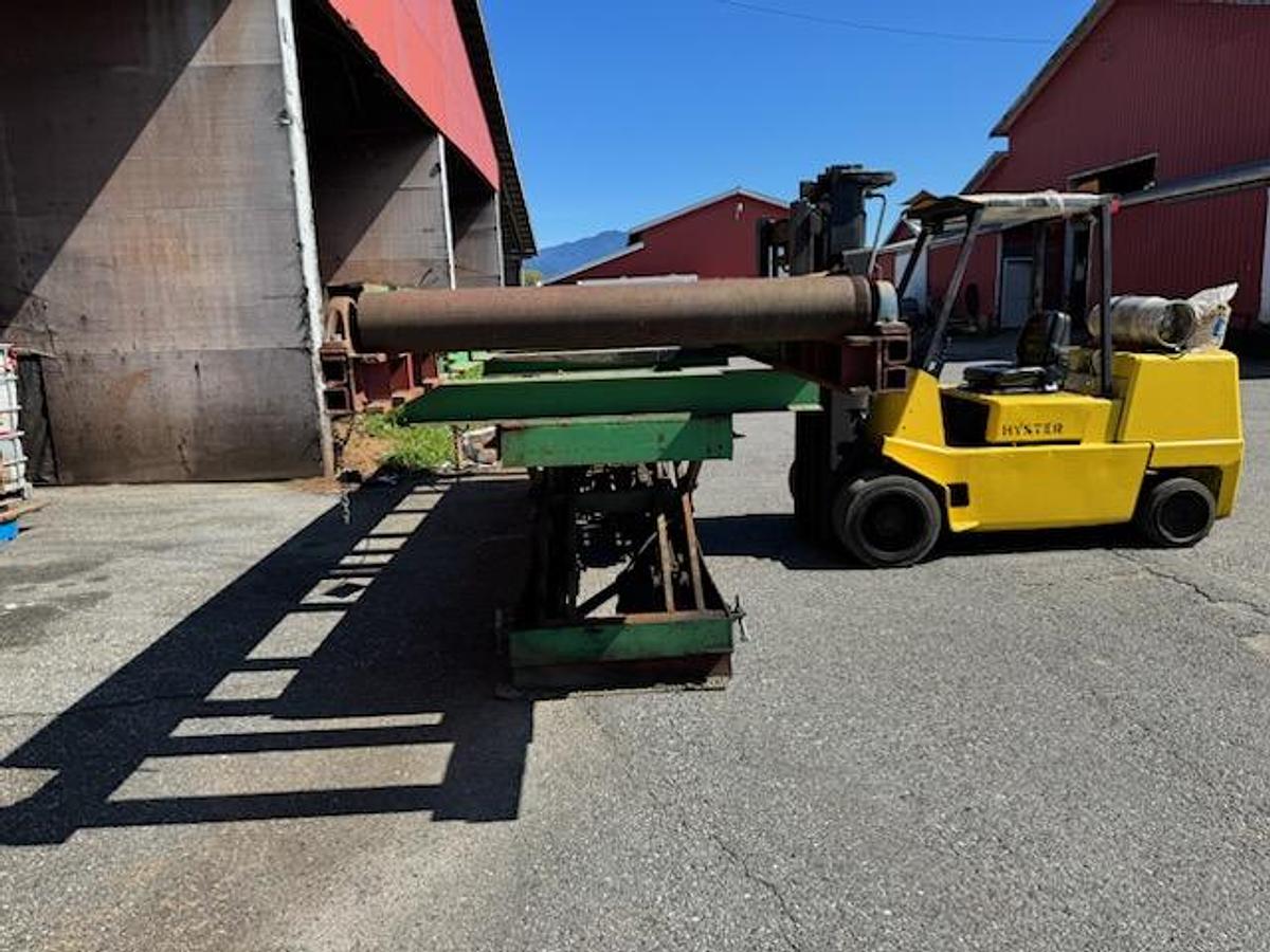 Used SCISSOR LIFT C/W ROLLCASE