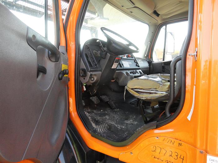 Used 2011 Freightliner / Altec BUSINESS CLASS M2 106 / LRV -55