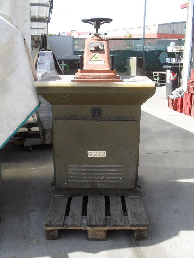 Usato TRANCIA A BANDIERA - CLICKING MACHINE G222 ATOM 220V