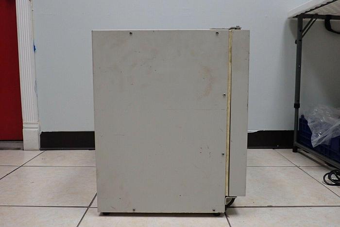 Used Barnstead Thermolyne Model I53325 Compact CO2 5000 Series Incubator