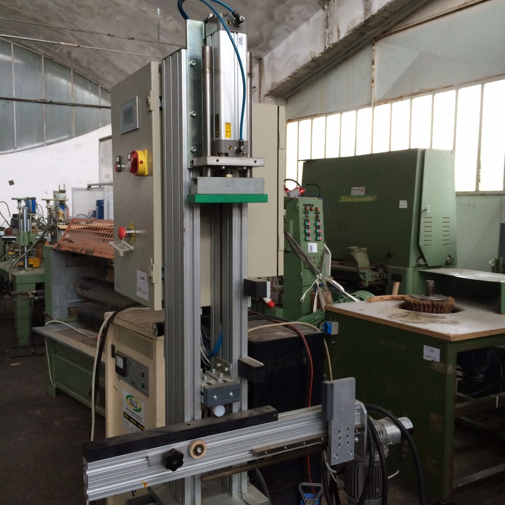 Usato 2006 Strettoio programmabile per piccoli mobili e componenti d’arredo