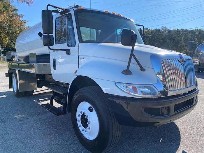 Used 2013 International 4300, DT466, automatic, NEW 2,500 gallon pump