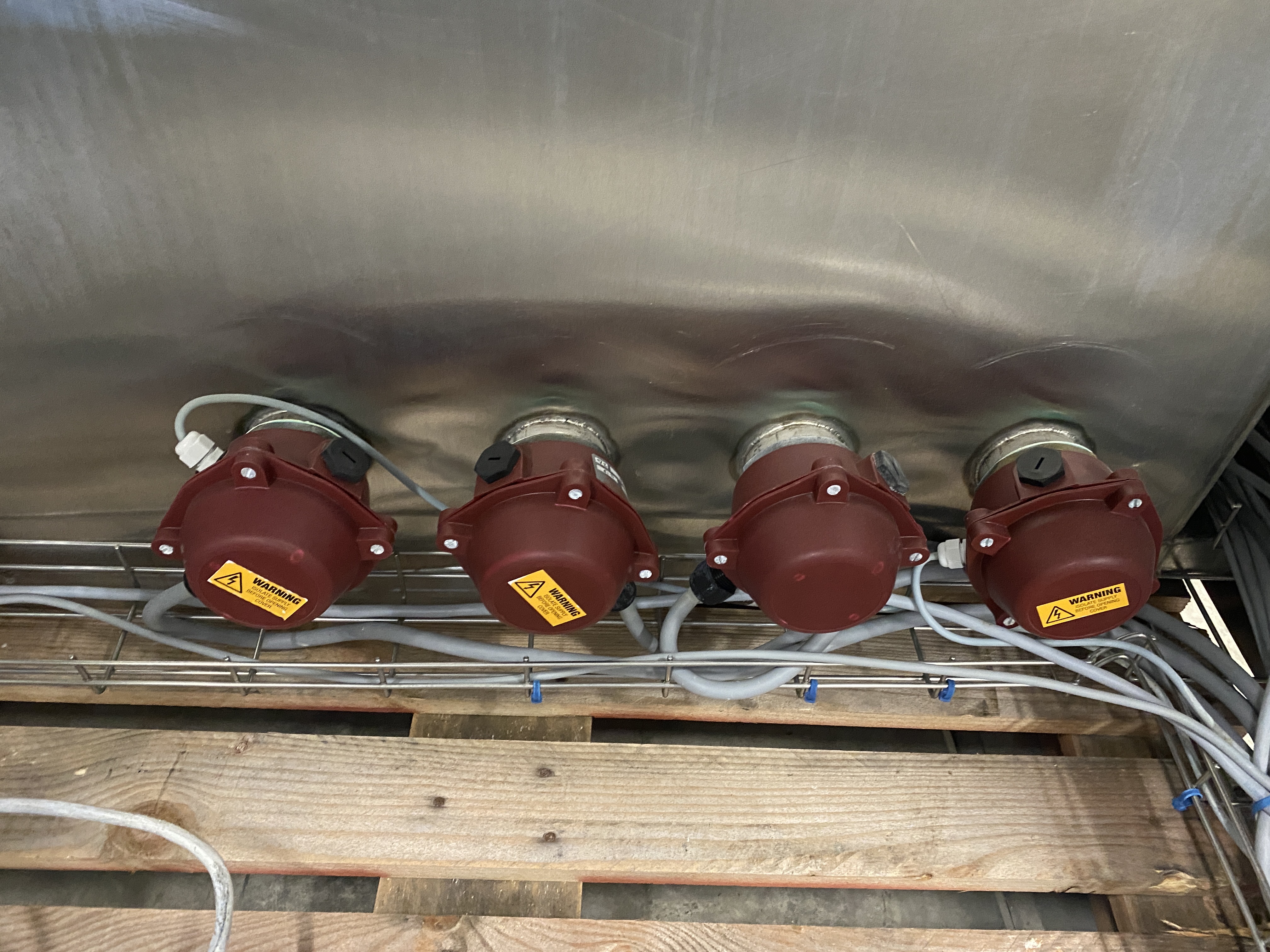 Used Unitech crate washer Single track washer with exit conveyor