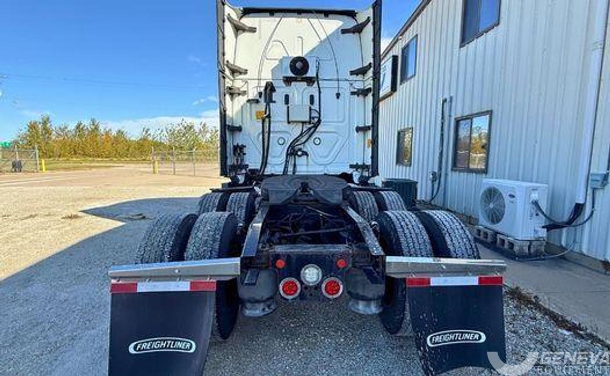 Used 2021 Freightliner Cascadia 126