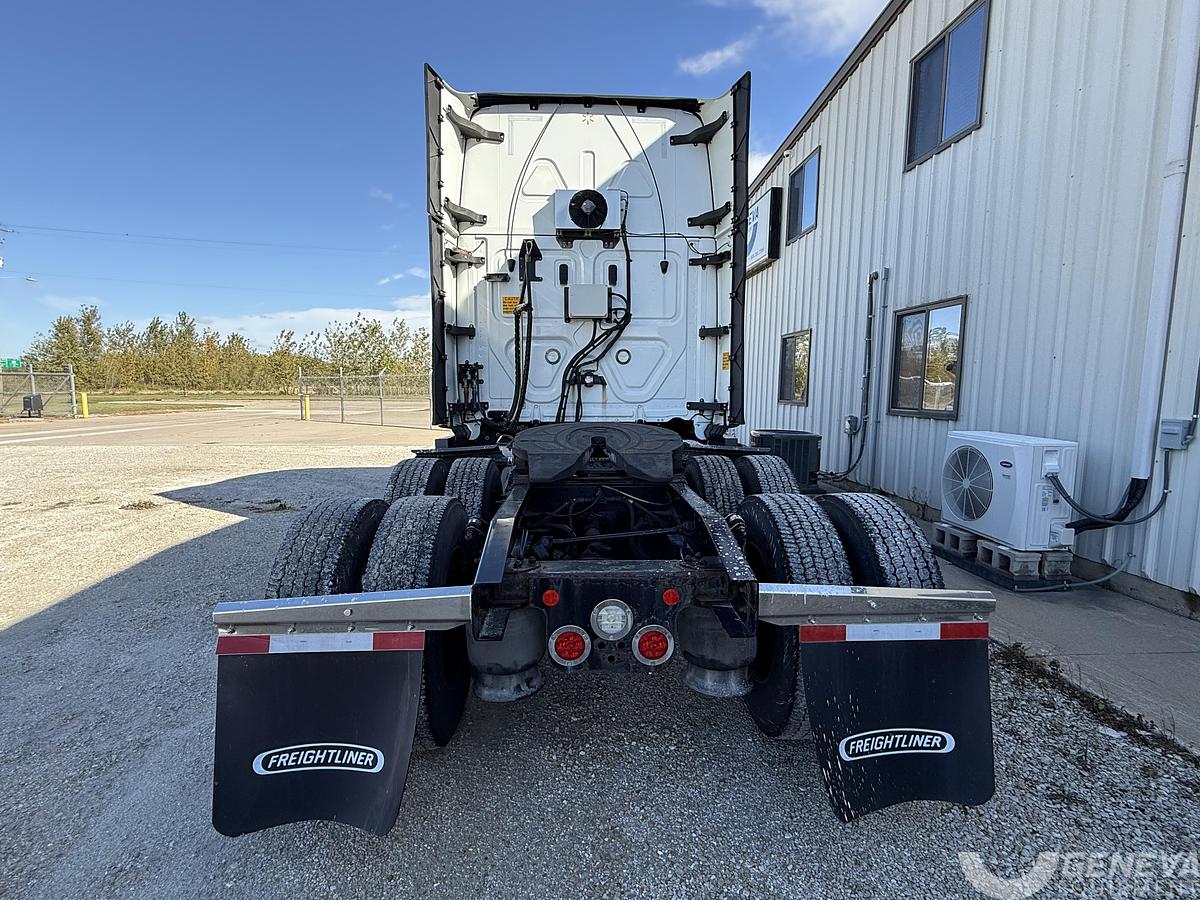 Used 2021 Freightliner Cascadia 126