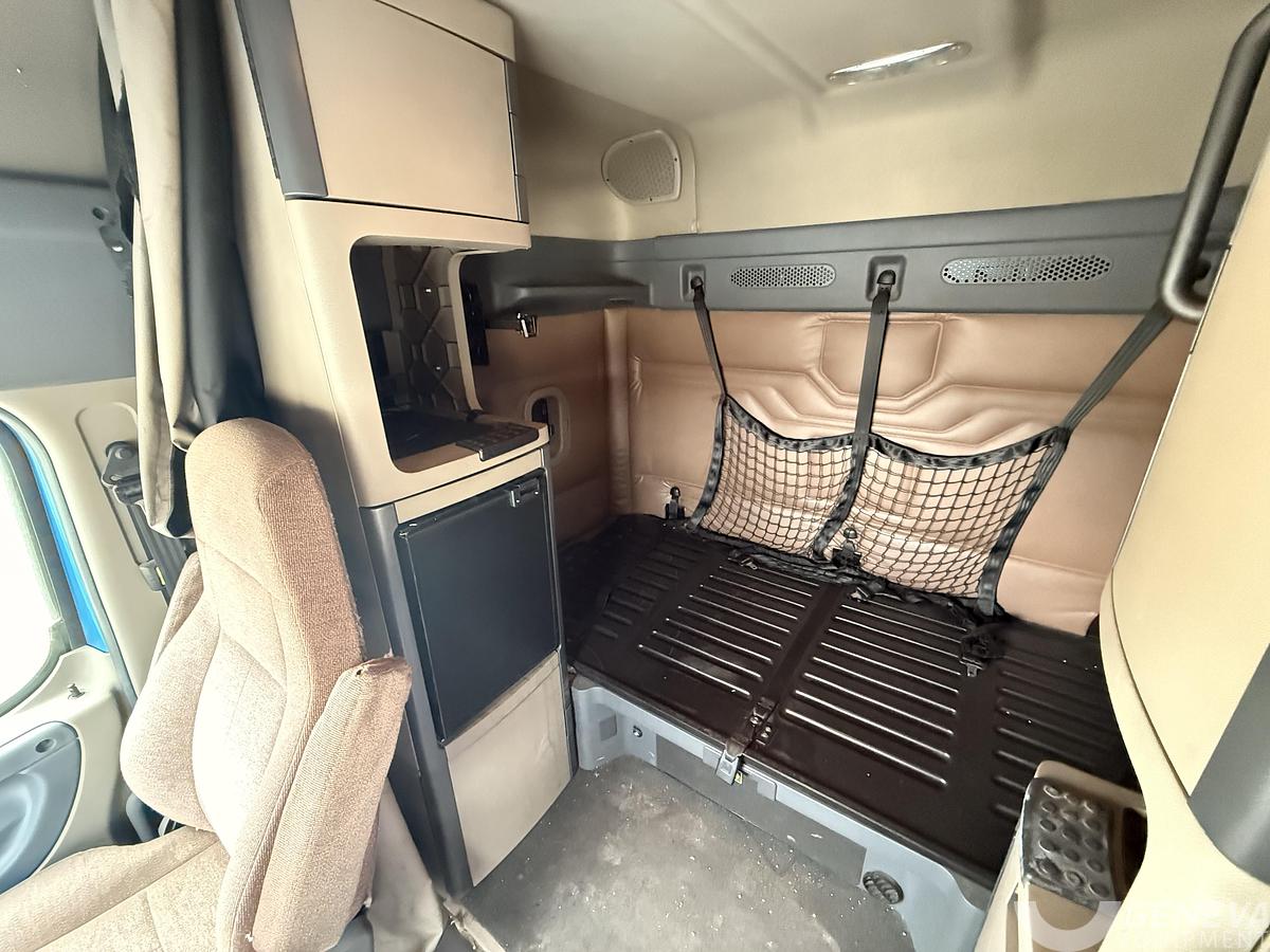 Used 2016 Freightliner CA 125