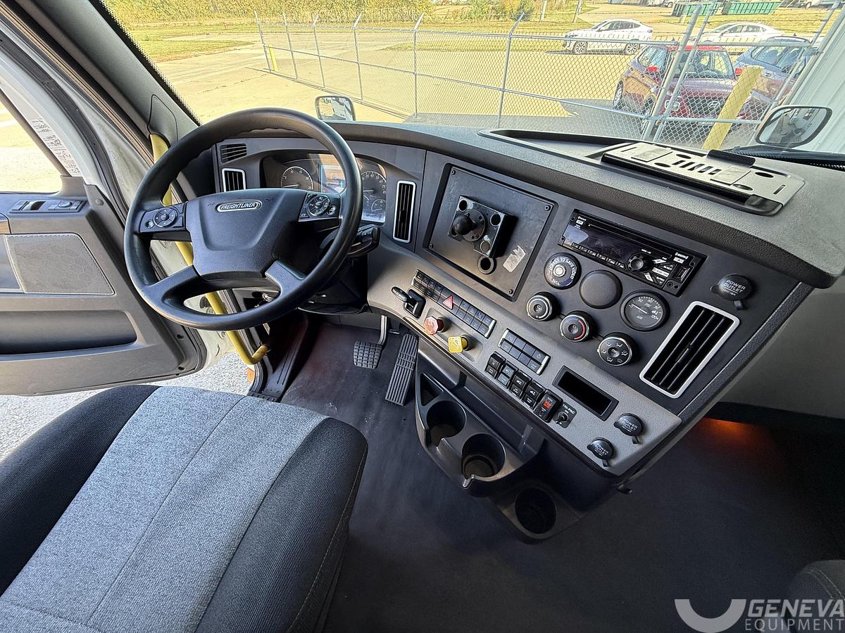 Used 2021 Freightliner Cascadia 126