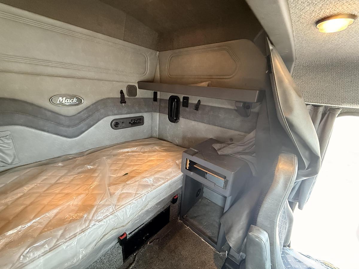 Used 2014 Mack Pinnacle CXU613