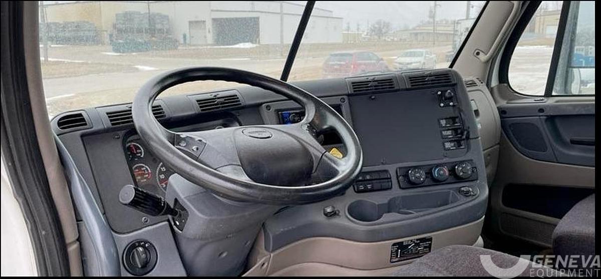 Used 2018 Freightliner Cascadia 113