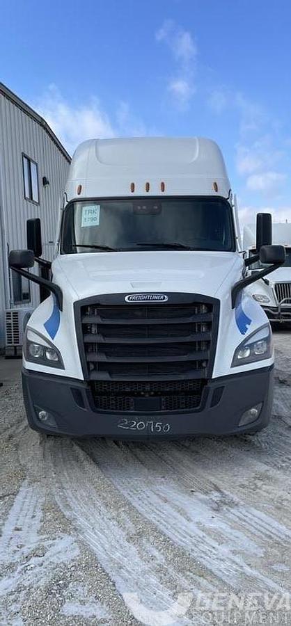 Used 2022 Freightliner Cascadia 126