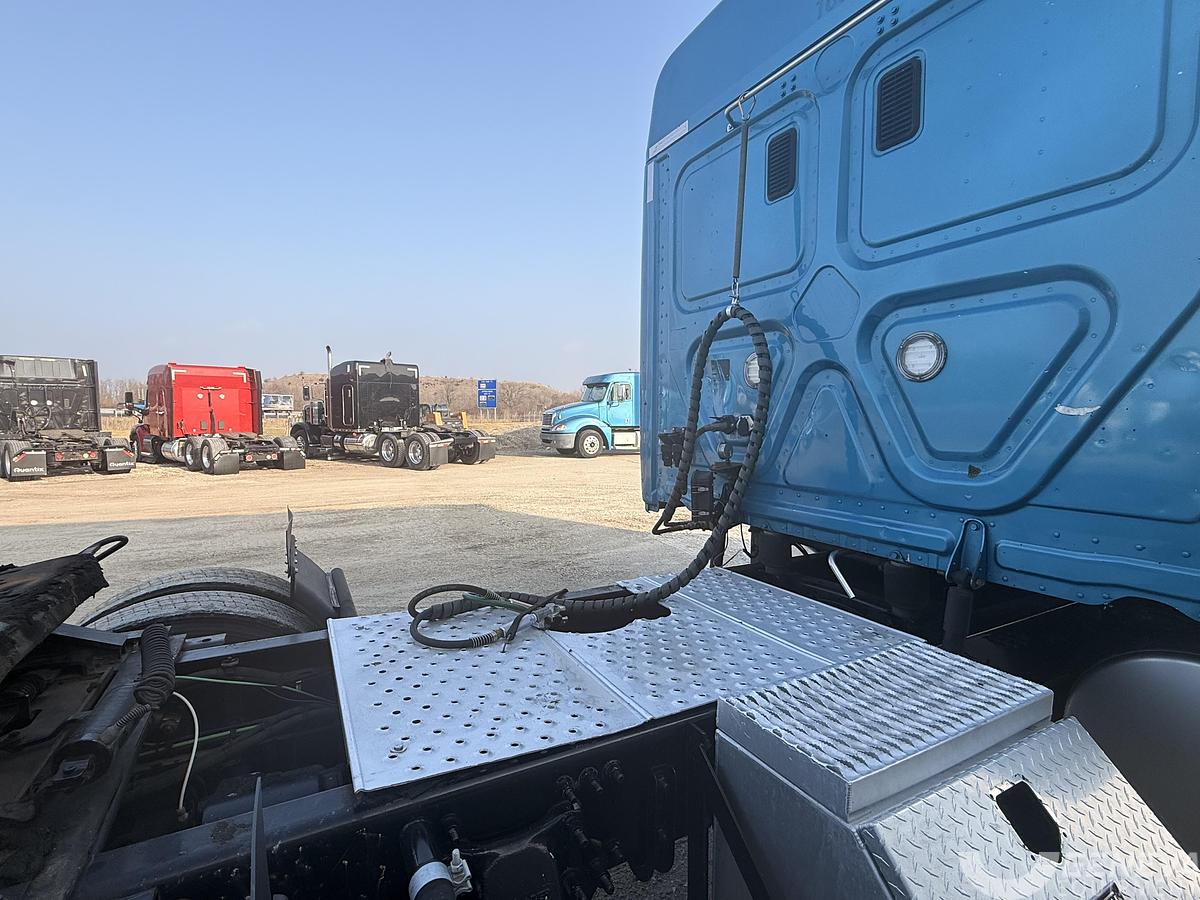 Used 2016 Freightliner CA 125
