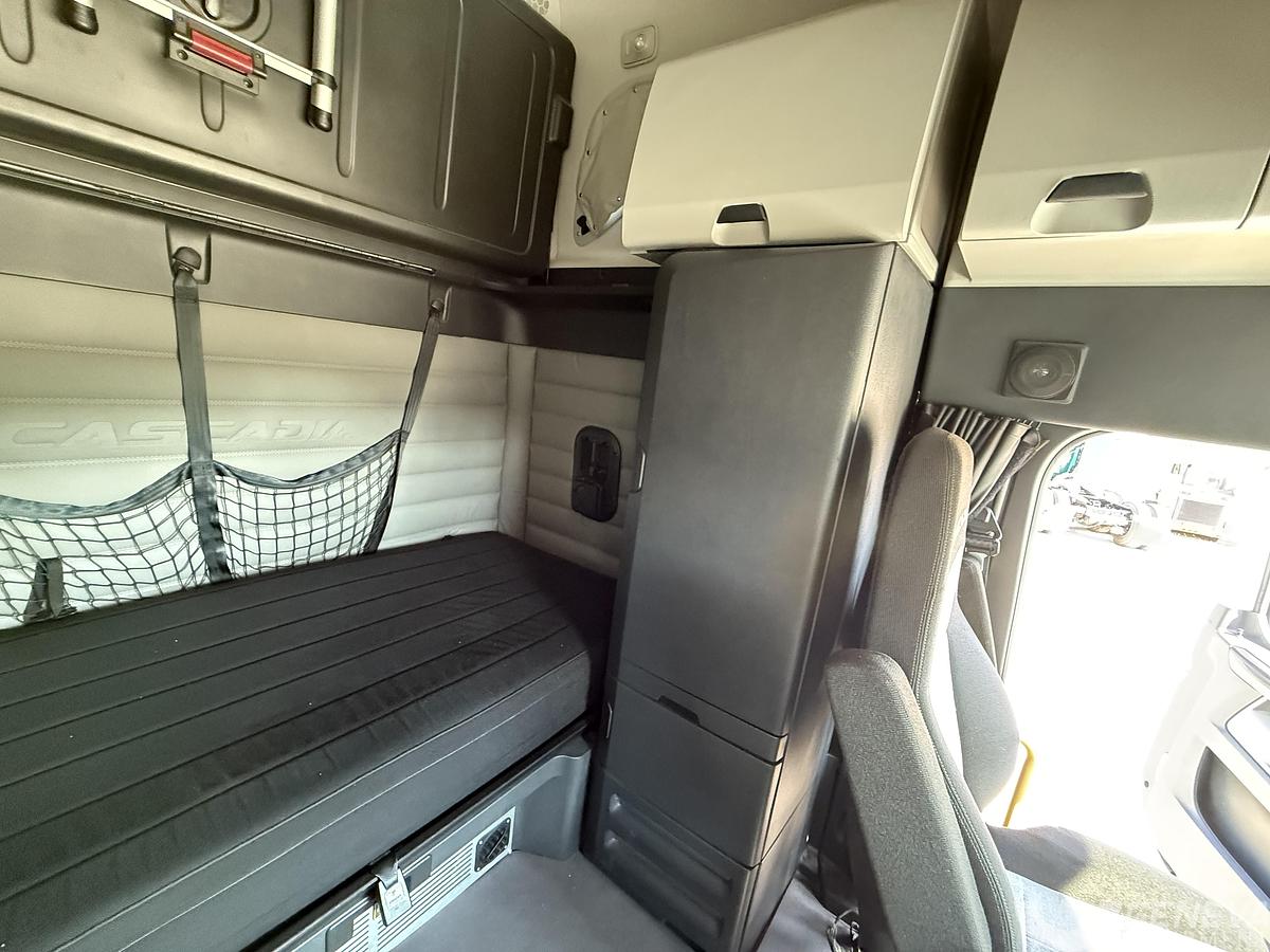 Used 2021 Freightliner Cascadia 126
