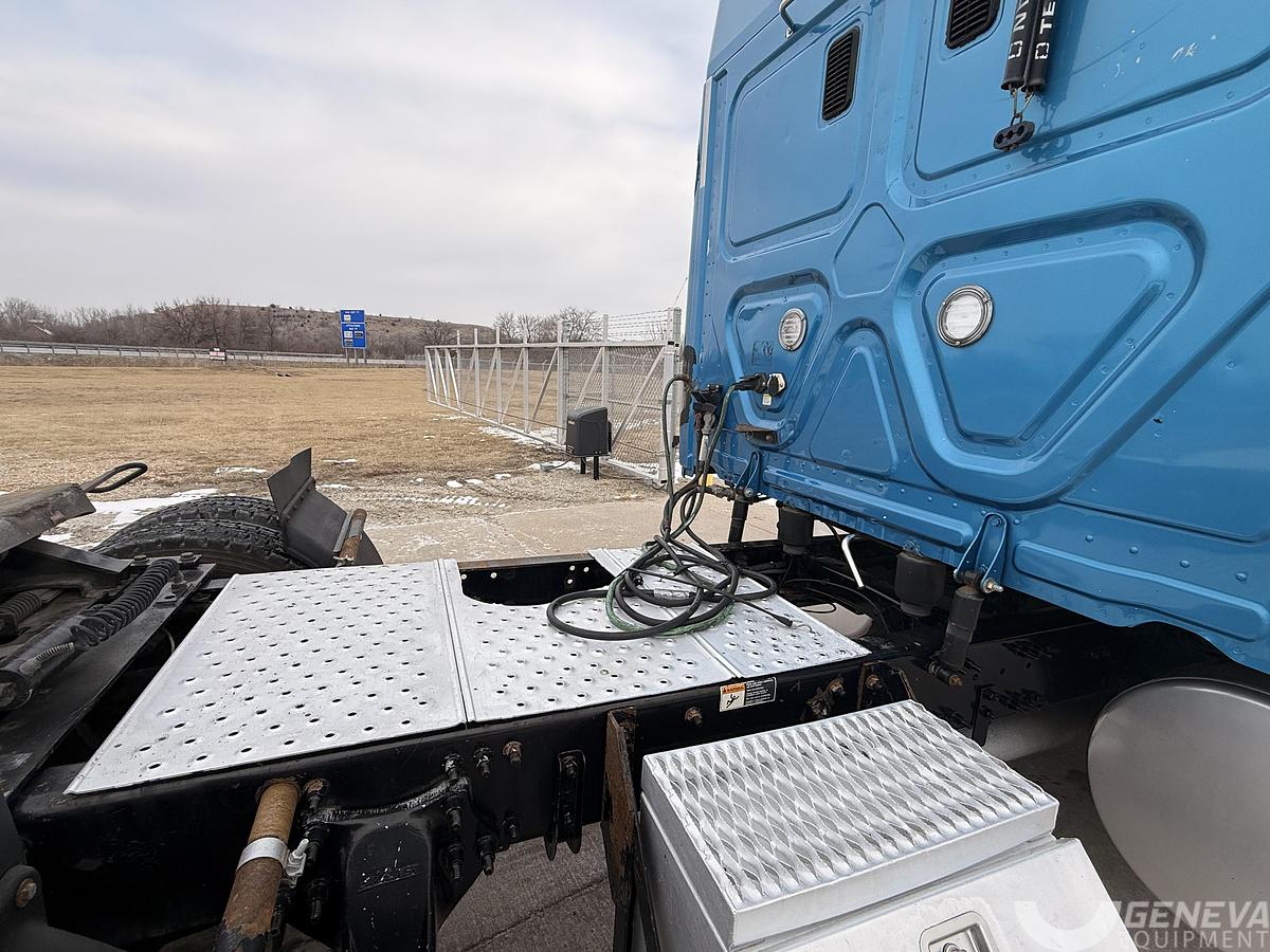 Used 2016 Freightliner CA 125