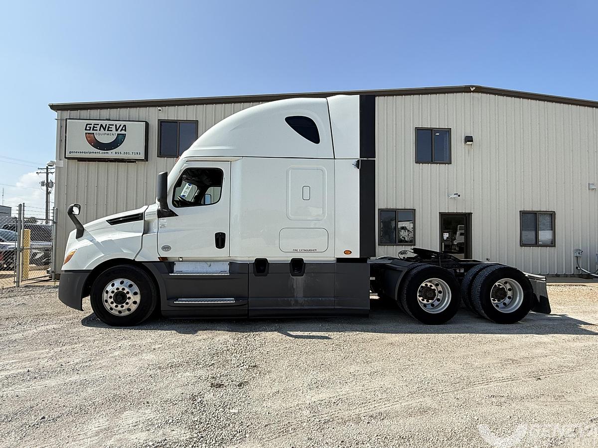 Used 2021 Freightliner Cascadia 126