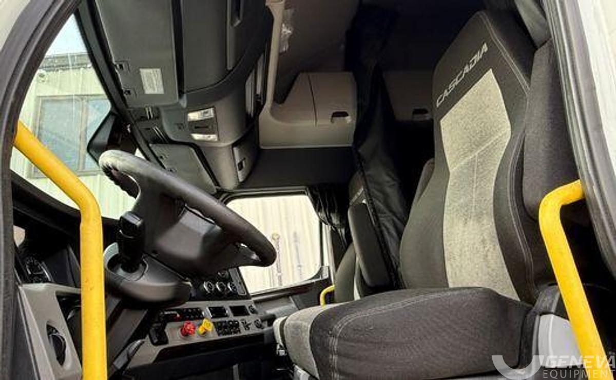 Used 2021 Freightliner Cascadia 126