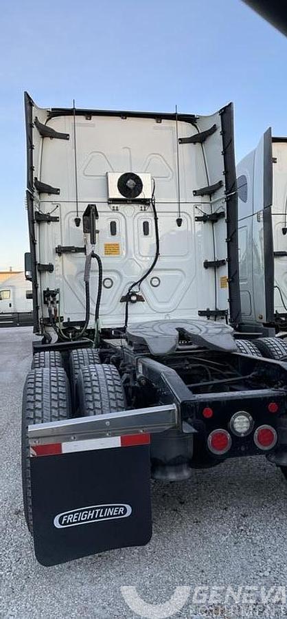 Used 2022 Freightliner Cascadia 126