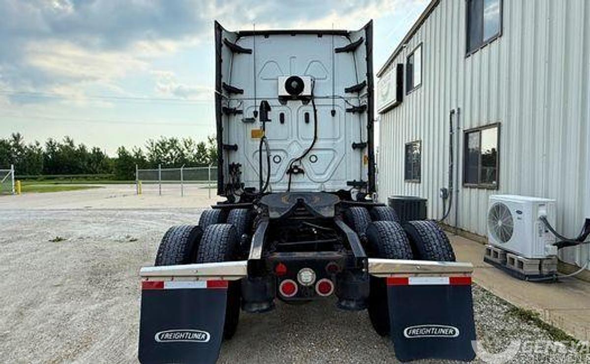 Used 2021 Freightliner Cascadia 126