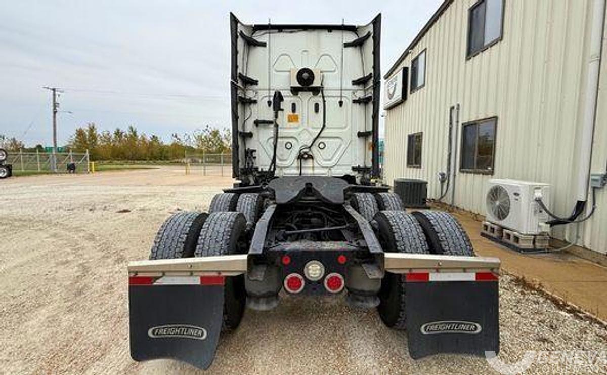 Used 2022 Freightliner Cascadia 126