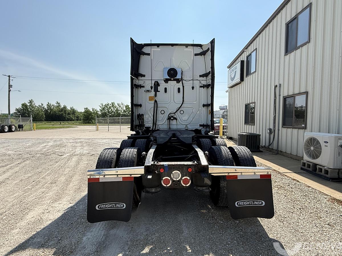 Used 2021 Freightliner Cascadia 126
