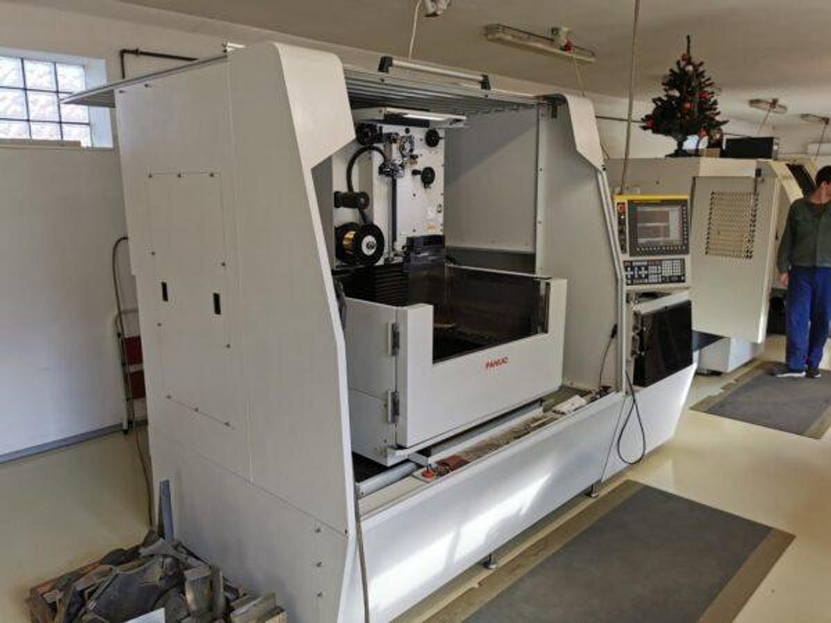 Used FANUC Robocut Alpha 1D wire spark