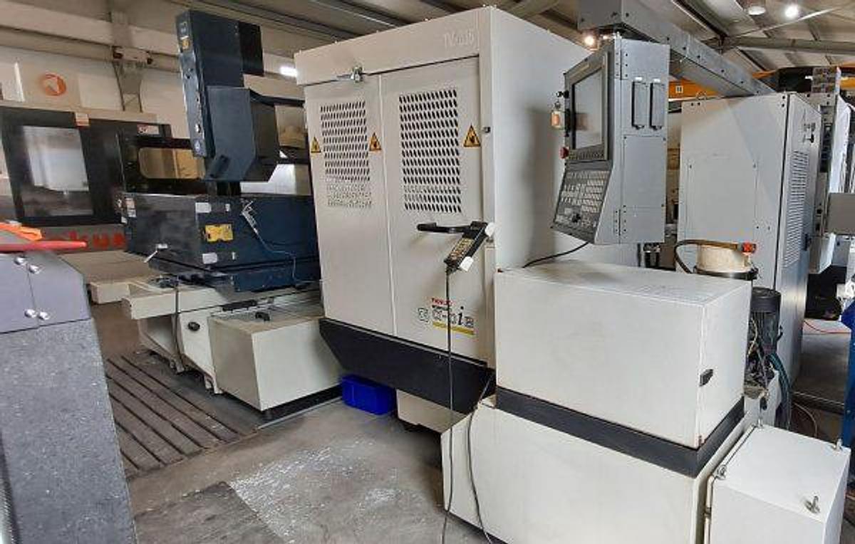 Used FANUC Robocut Alpha 0iB wire spark