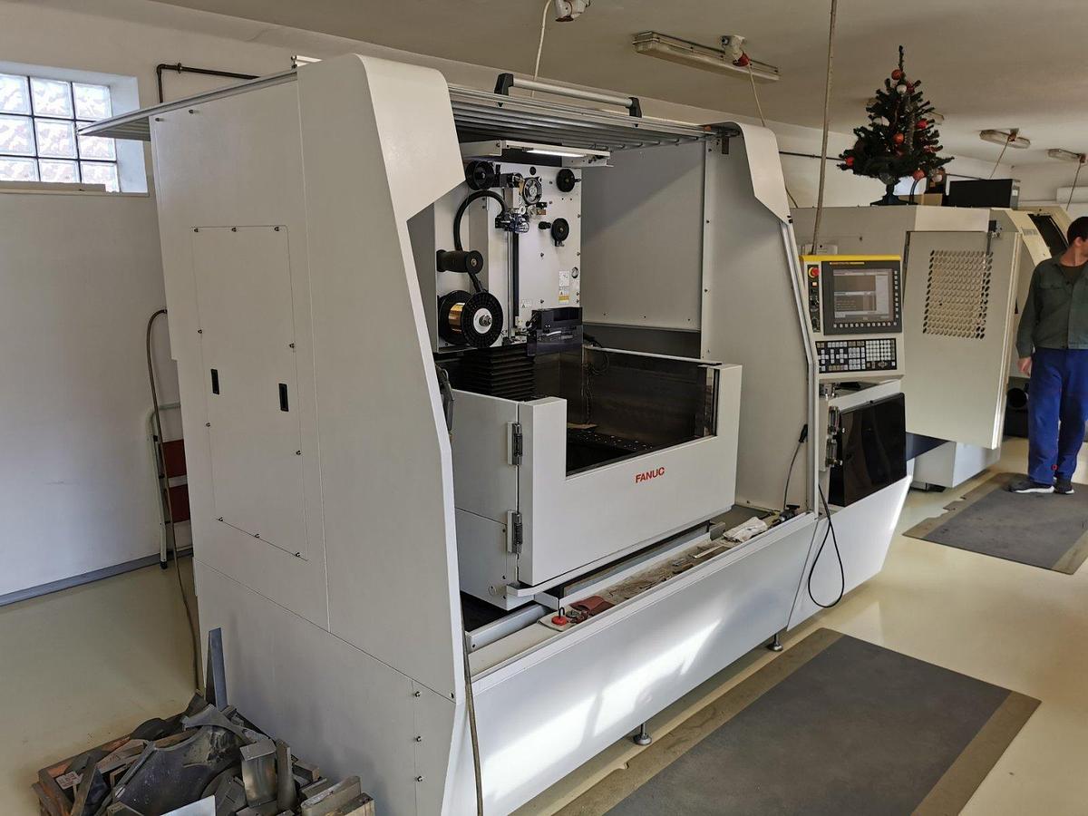 Used FANUC Robocut Alpha 1D wire spark