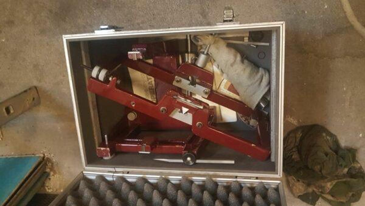 Used CHEVALIER FSD1224AD surface grinder