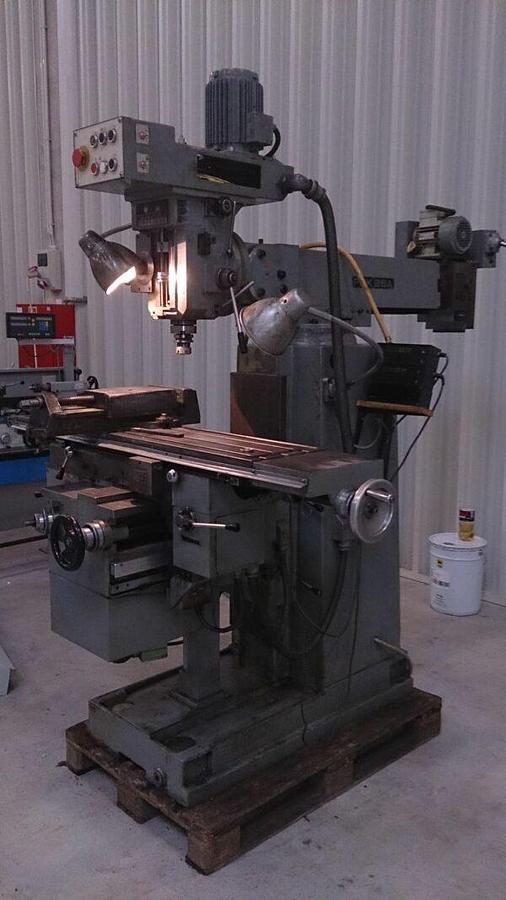 Used TOS FNK25A left-hand milling machine
