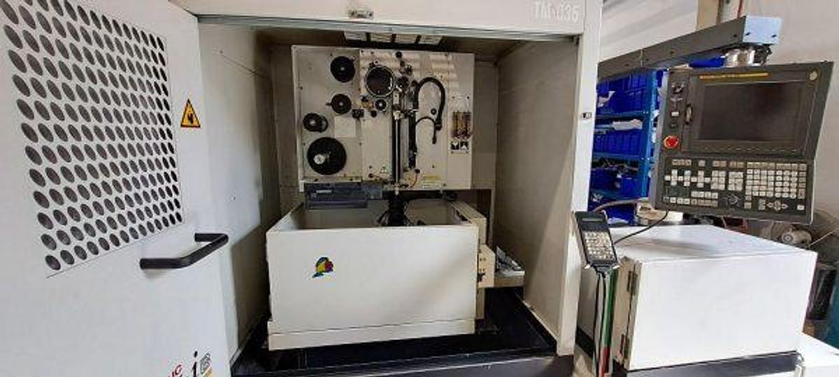 Used FANUC Robocut Alpha 0iB wire spark