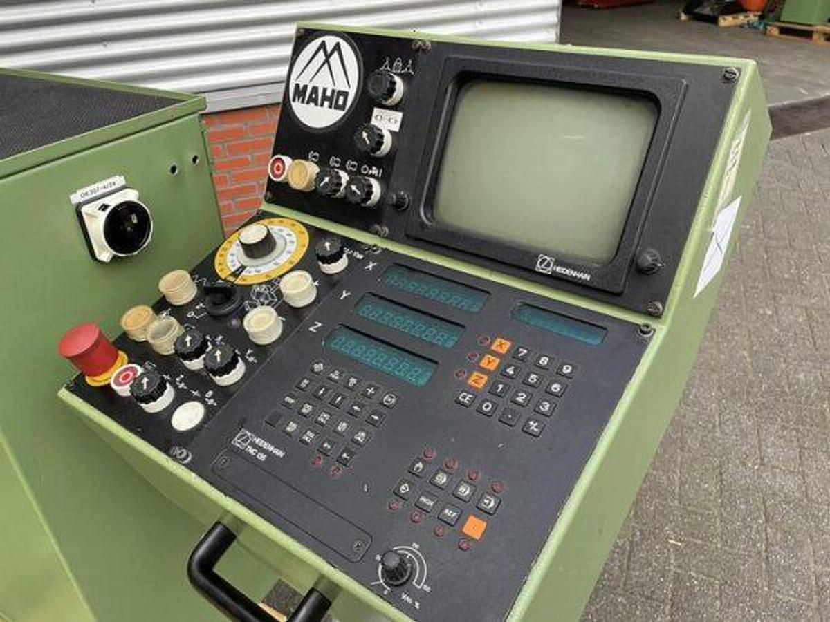Used MAHO MH400P tool milling machine