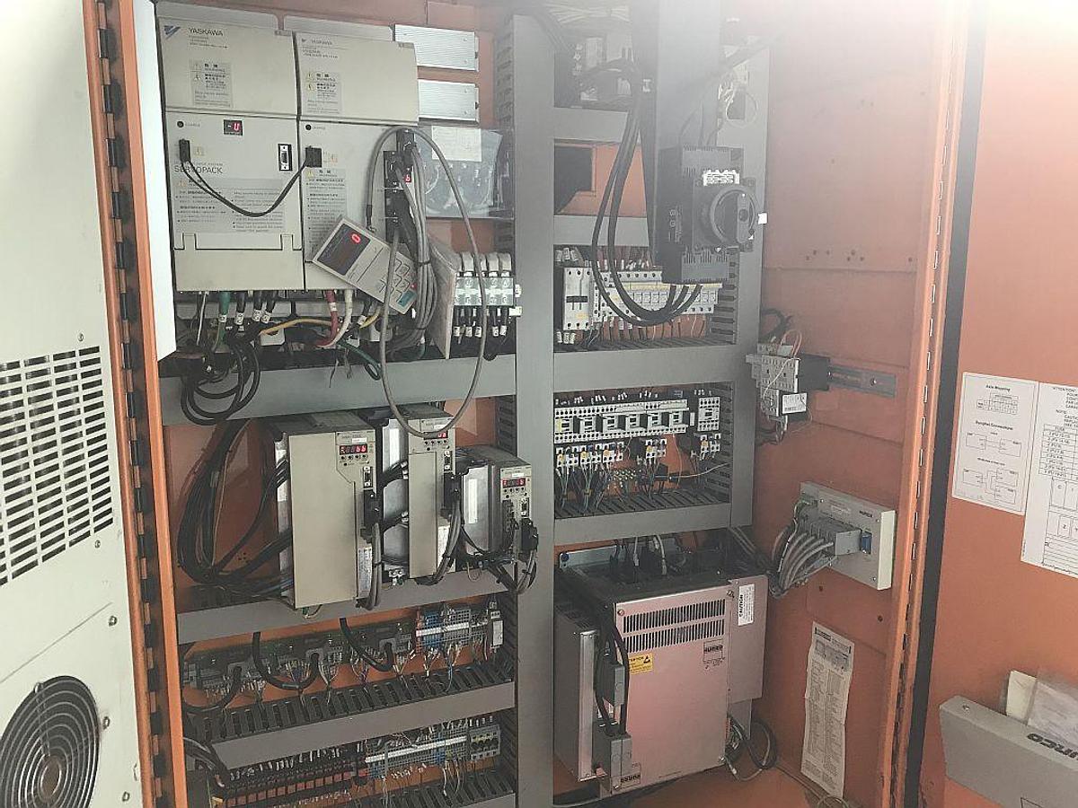 Used 2005 HURCO VMX42 milling center