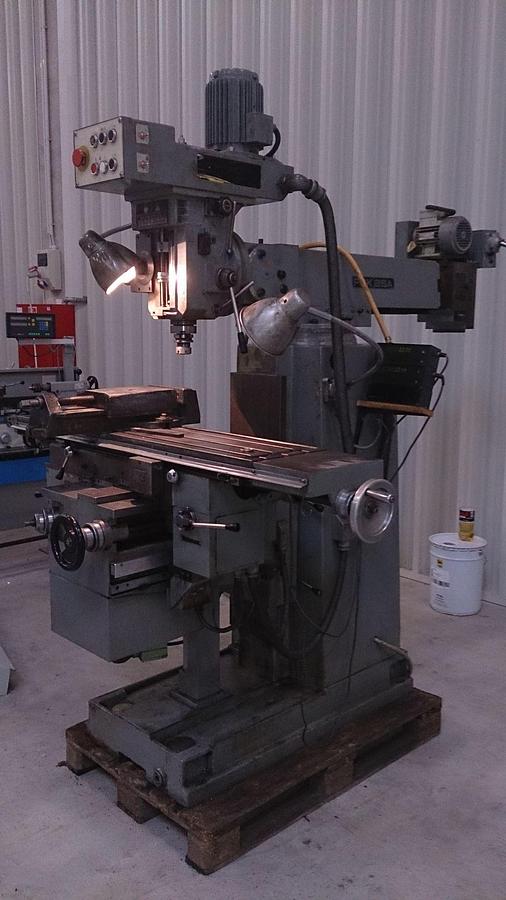 Used TOS FNK25A left-hand milling machine