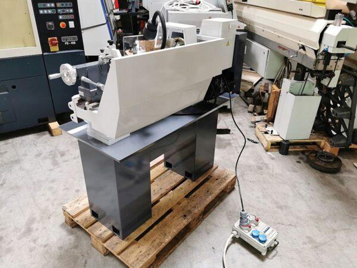 Used KAMI DKM280/500 lathe