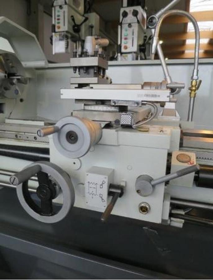 Used KAMI DKM332-1 center lathe
