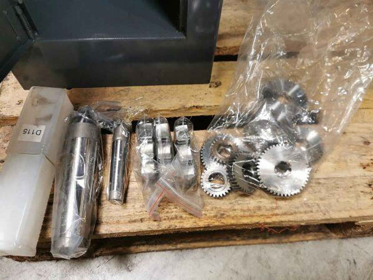 Used KAMI DKM280/500 lathe