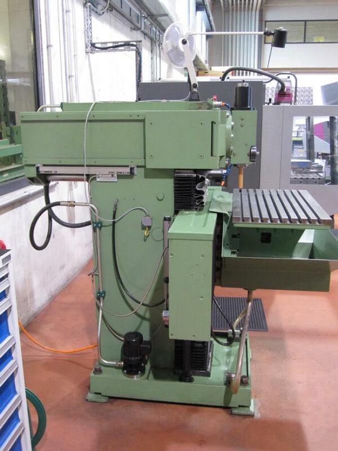 Used MAHO MH700 tool milling machine