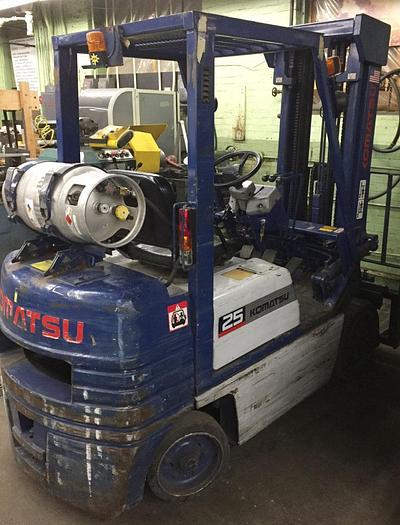 Used 2956-560 KOMATSU 5000LB CAPACITY RIDE ON FORK LIFT TRUCK MODEL 25