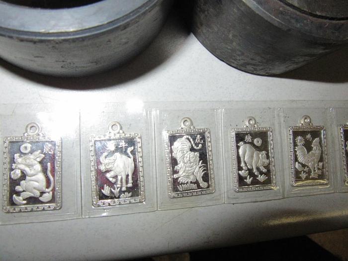 Used 2033-390 Chinese Zodiac Charms 1″ x 5/8″ Pendant Shaped Zodiac Signs – Full Set