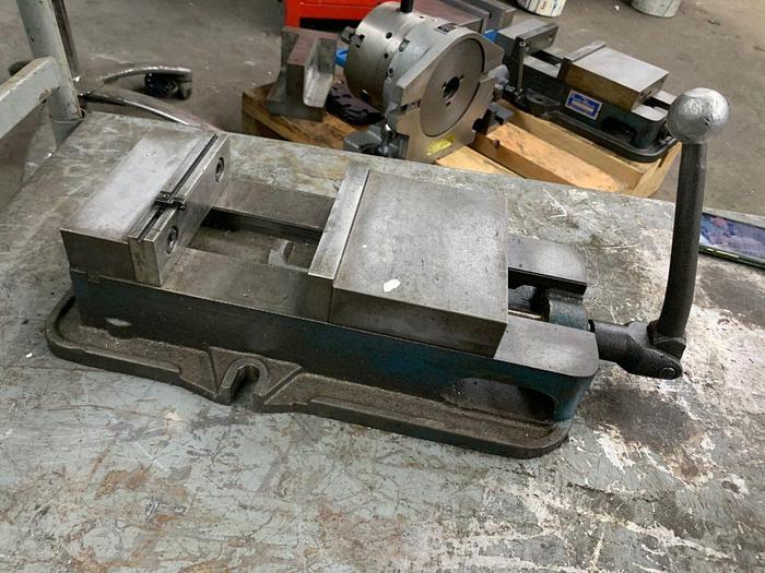 Used 4151-700 Kurt 6″ Vise / Milling / CNC / Original Anglock D-Series Model # D675 with Handle