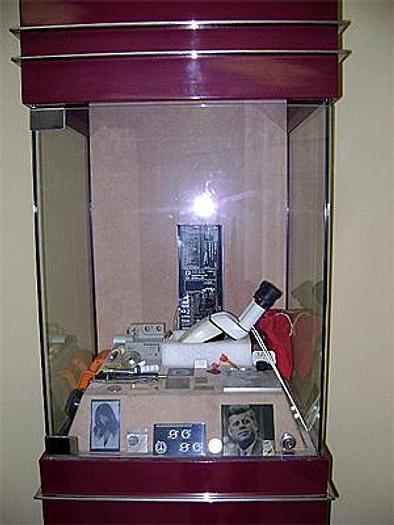 Used 8151-400 1 Package 4 Glass enclosed jewelry display cases