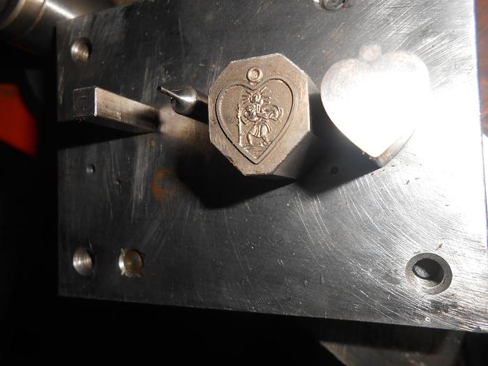 Used 7400-390 Misc. Die Set \ heart pendant of St. Christopher